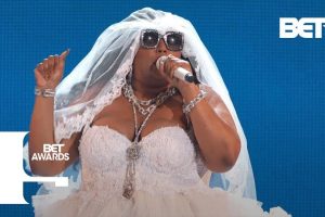 Lizzo sings  Truth Hurts   BET Awards 2019 performance