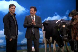 Cow milking contest  Ashton Kutcher vs Jimmy Fallon