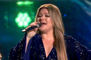Kelly Clarkson  Santa  Can t You Hear Me  The Voice 2022 Finale Season 22